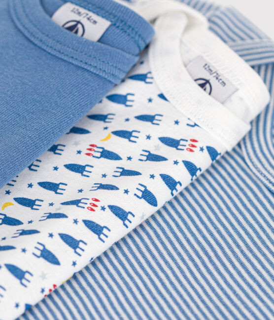 Tissu superposé bleu clair, foncé et blanc à motif bleu.