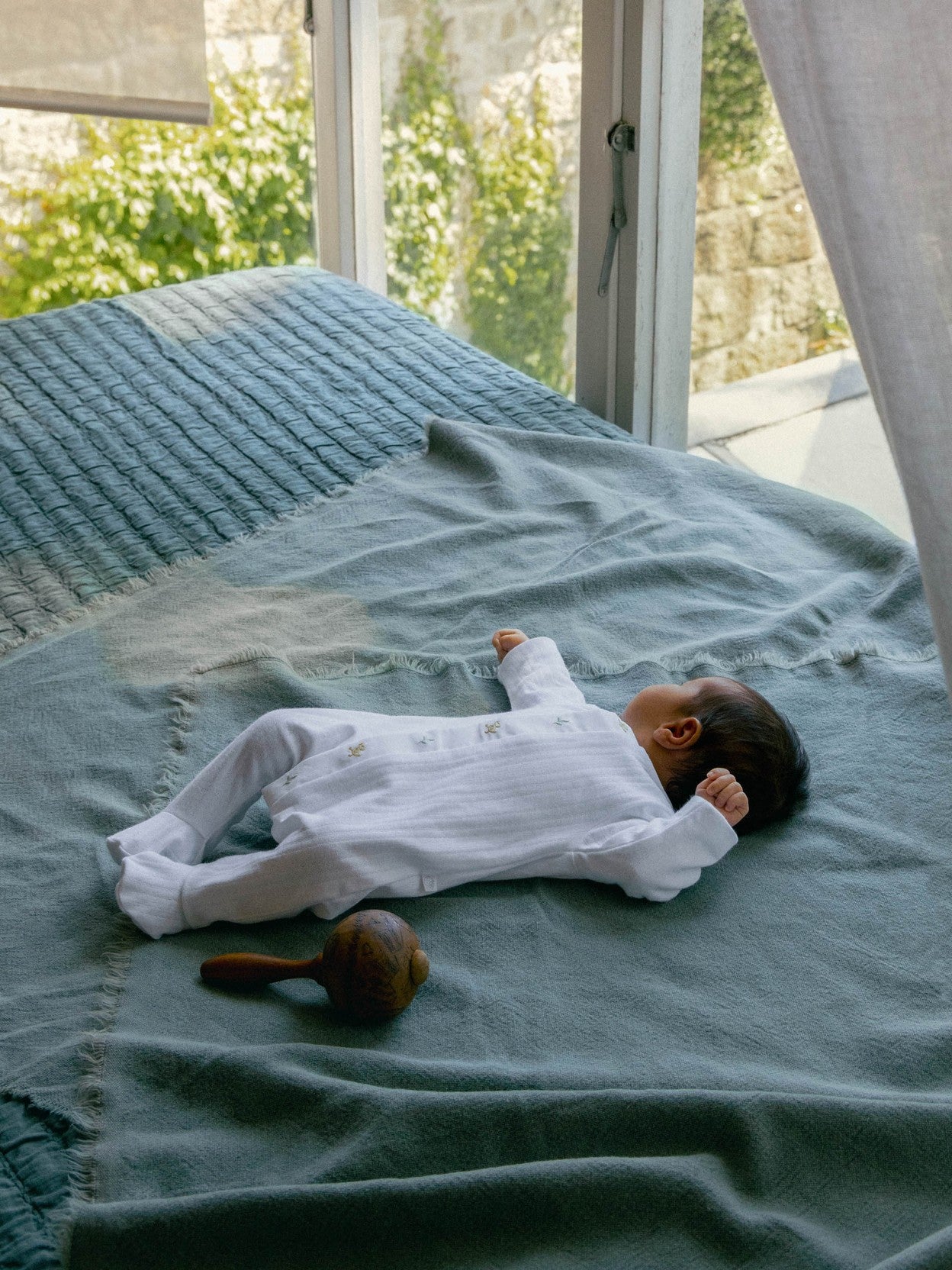 Laranjinha - Babygrow in organic cotton with embroidered detail