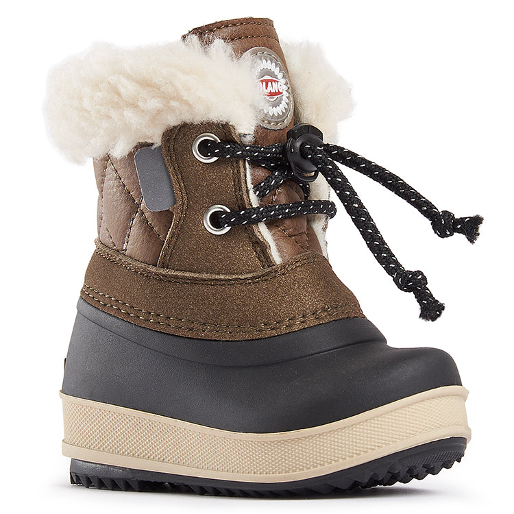 Une botte brune à la cheville et fourrure décorative blanche.