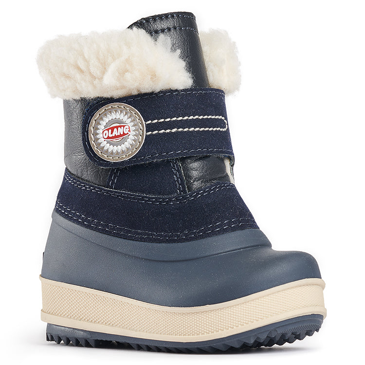 Une botte de neige à la cheville en caoutchouc bleu marine et fourrure décorative.