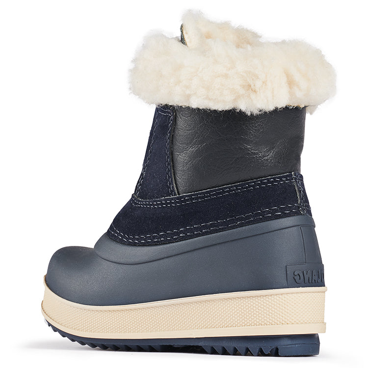 Une botte de neige à la cheville en caoutchouc bleu marine et fourrure décorative.