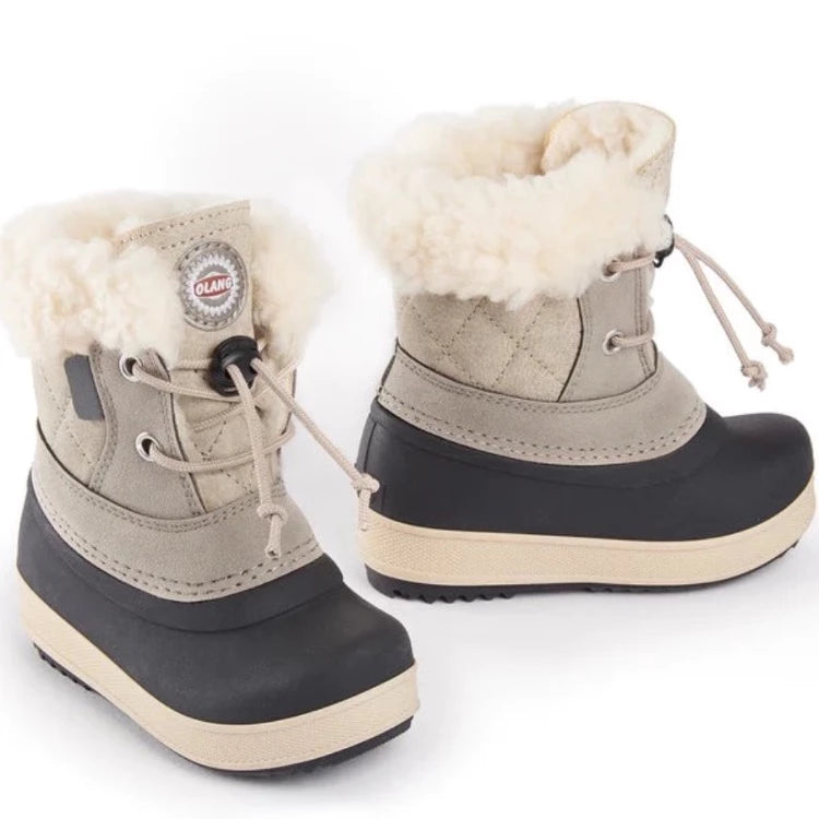 Une paire de bottes de neige brune à fourrure blanche.