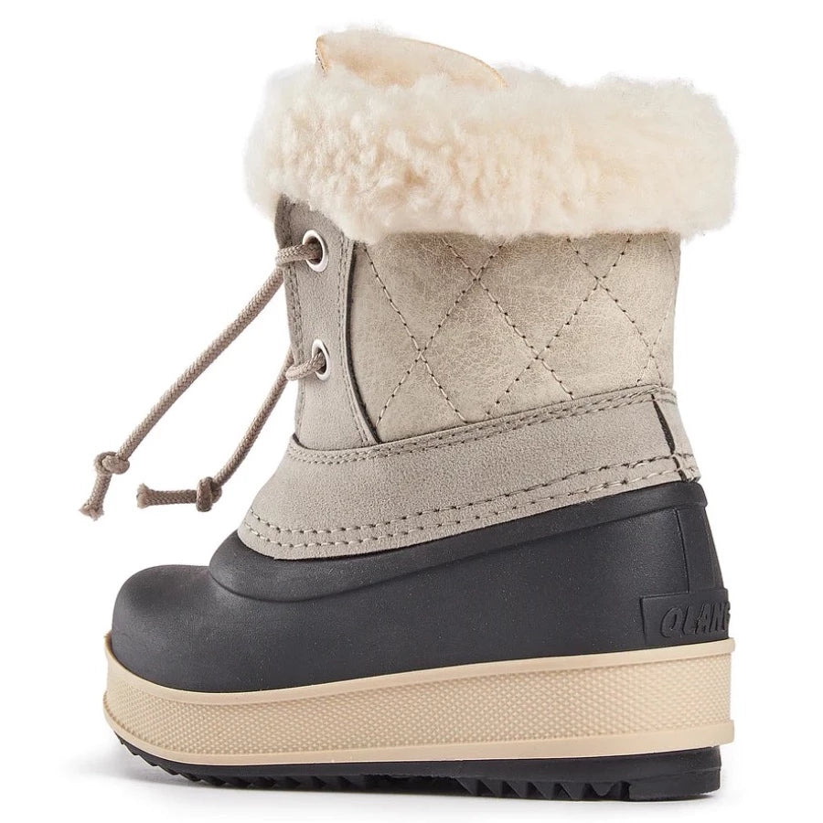 Une botte de neige brune à fourrure blanche.