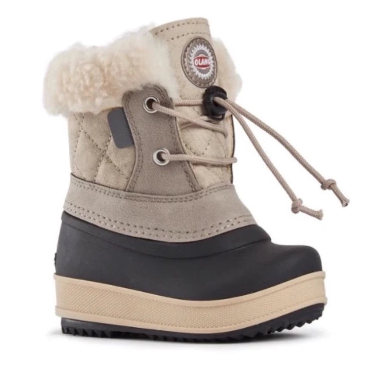Une botte de neige brune à fourrure blanche.