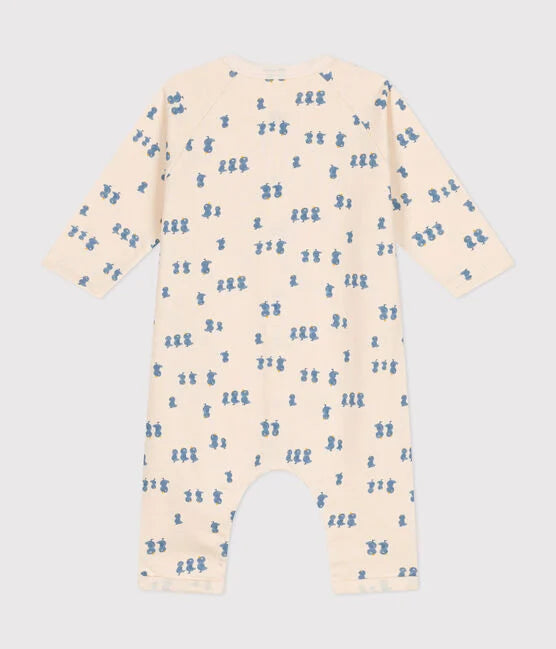 Une combinaison pyjama beige pour bébé avec un motif d'illustration d'oiseaux bleus.
