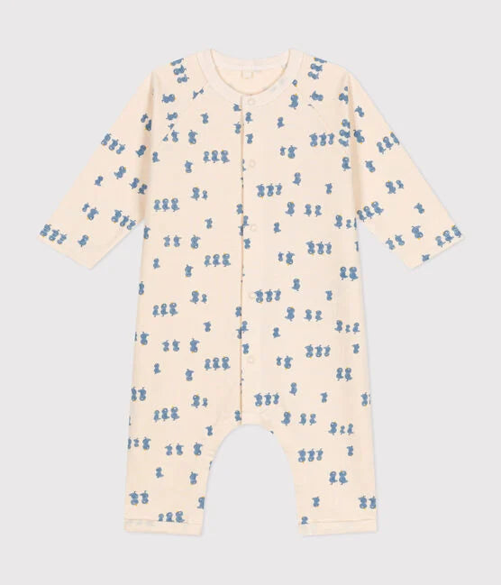 Une combinaison pyjama beige pour bébé avec un motif d'illustration d'oiseaux bleus.