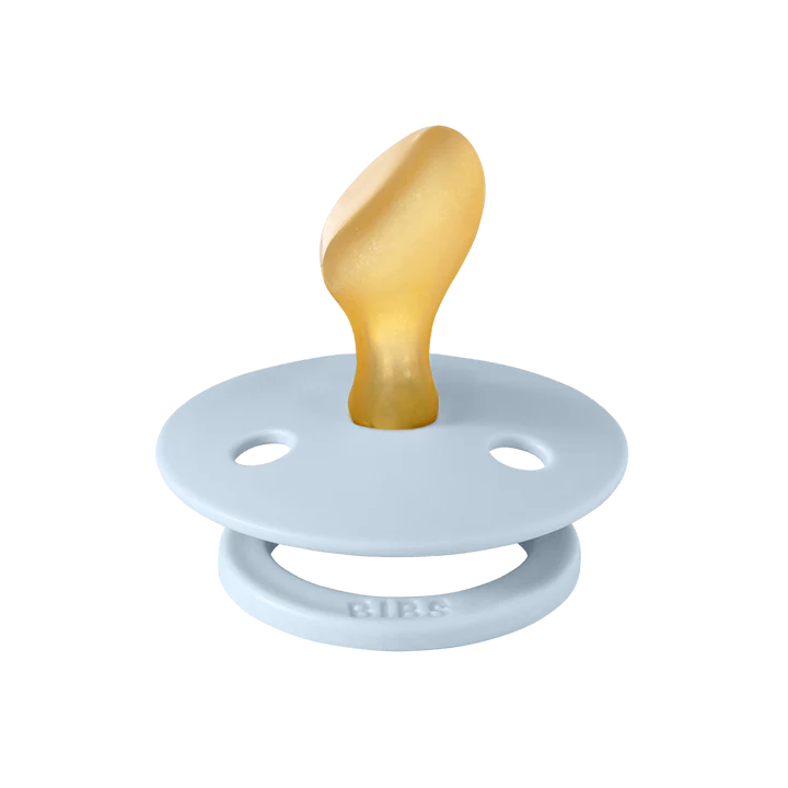 Une suce bleu pâle à l'embout asymétrique.