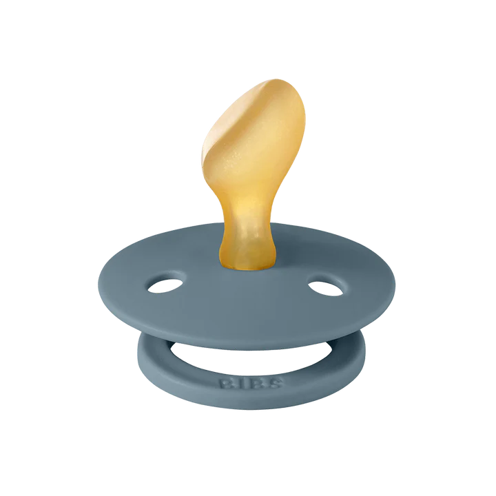 Une suce bleu foncé à l'embout asymétrique.