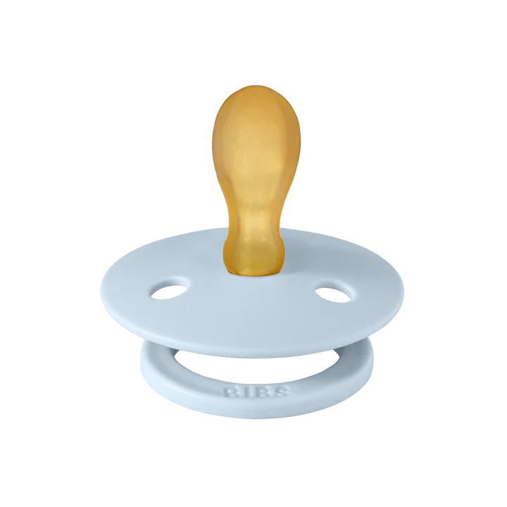 Une suce bleu pâle à l'embout asymétrique.