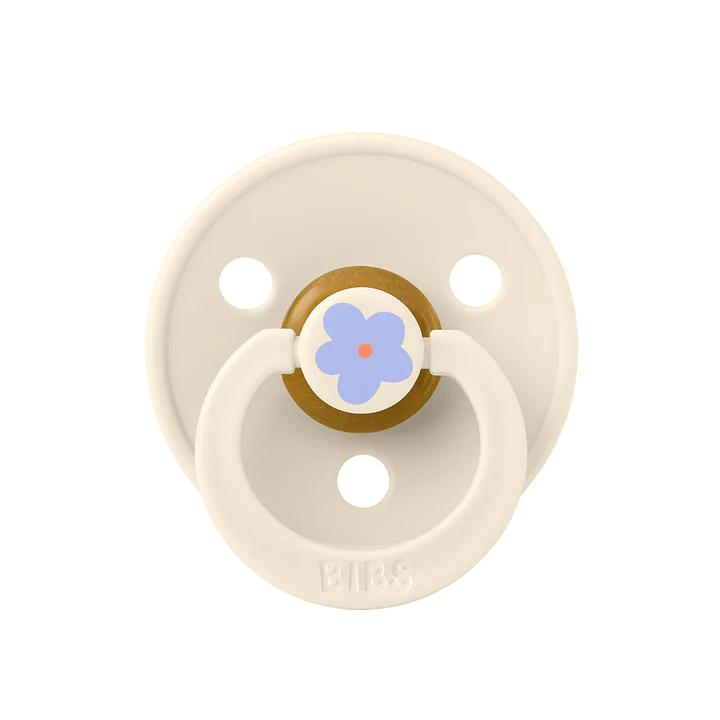 Une suce couleur crème, avec une fleur bleue sur le bouton.