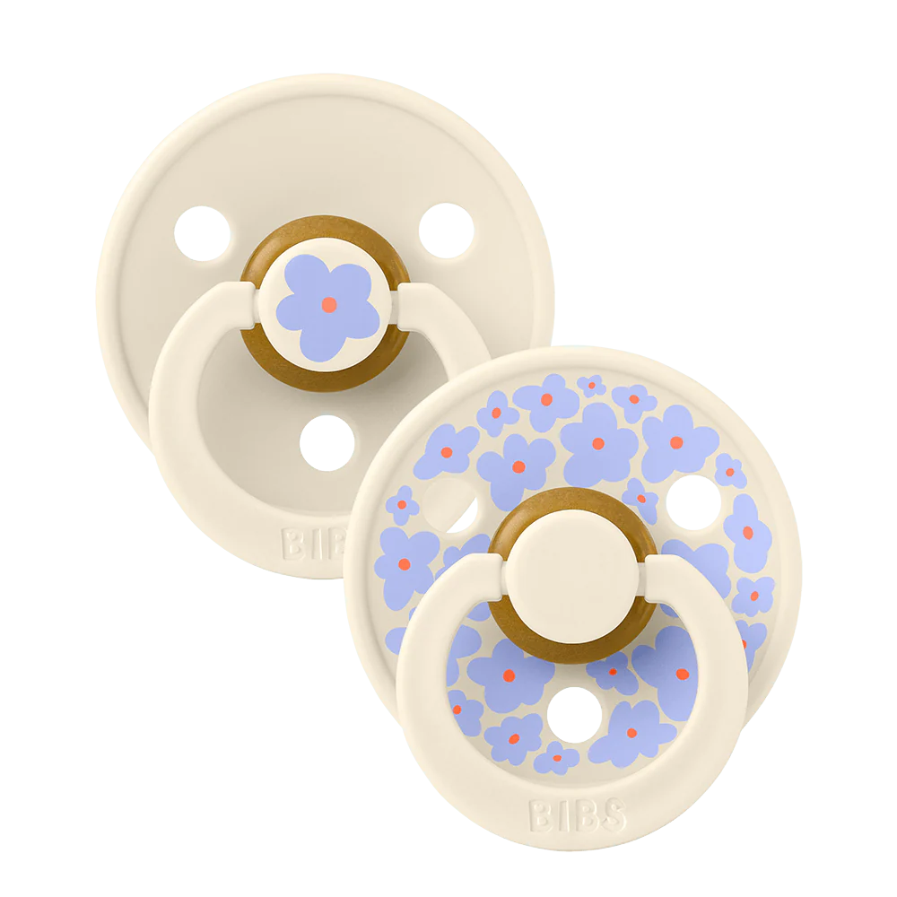 2 suces superposées, une couleur crème et une avec des motifs de fleurs bleues.