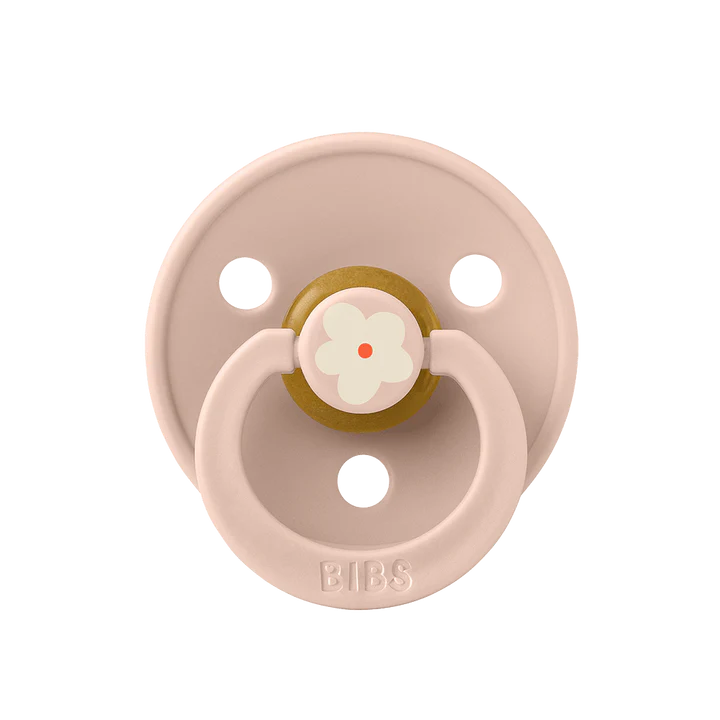 Une suce rose pâle avec une fleur blanche sur le bouton.