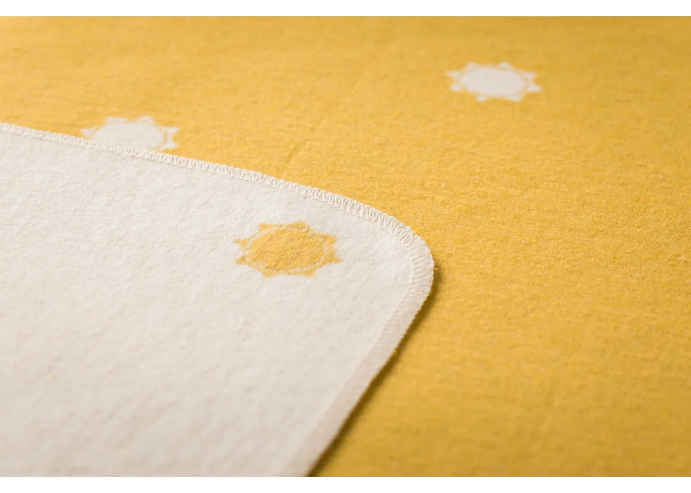 David Fussenegger - Juwel Baby Blanket: Suns Allover