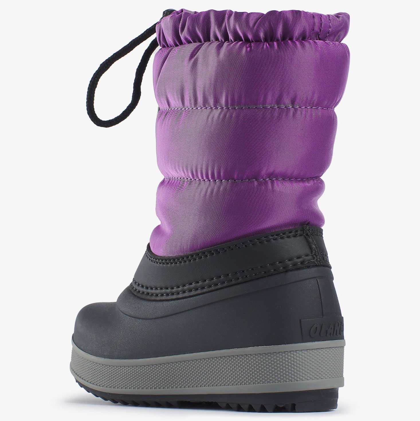 Une botte de neige à la jambe matelassé mauve et le pied noir.