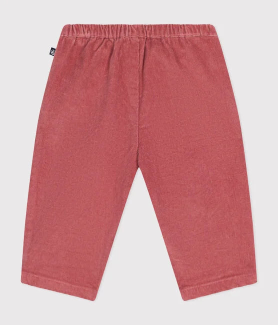 Un pantalon pour bébé en velours rose côtelé avec taille élastique.