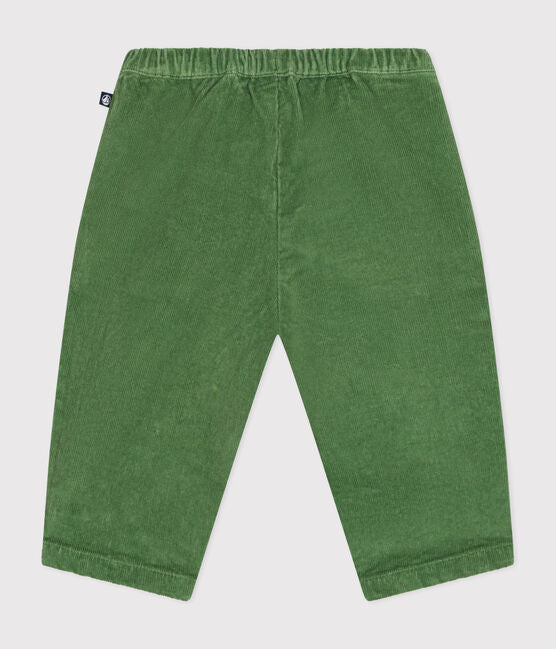 Un pantalon pour bébé en velours vert côtelé avec taille élastique.