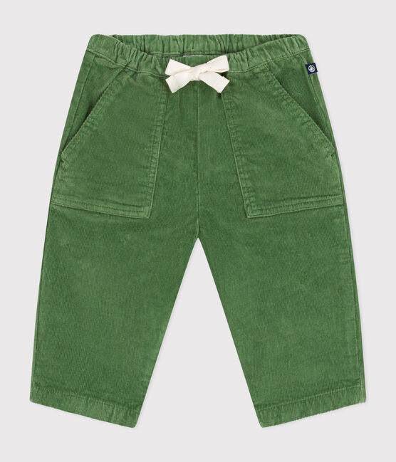 Un pantalon pour bébé en velours vert côtelé avec taille élastique et lacet blanc ajustable.