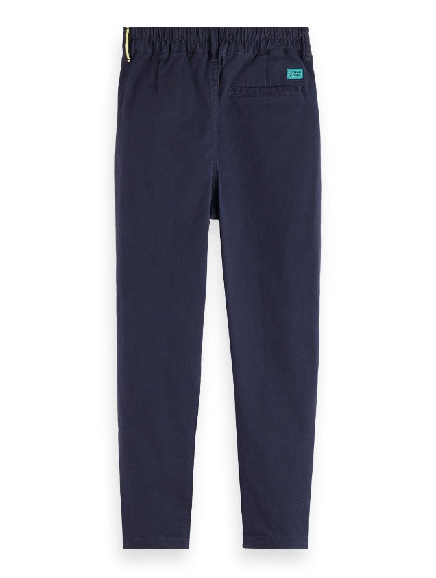Un pantalon chino ajusté bleu marin pour enfant.