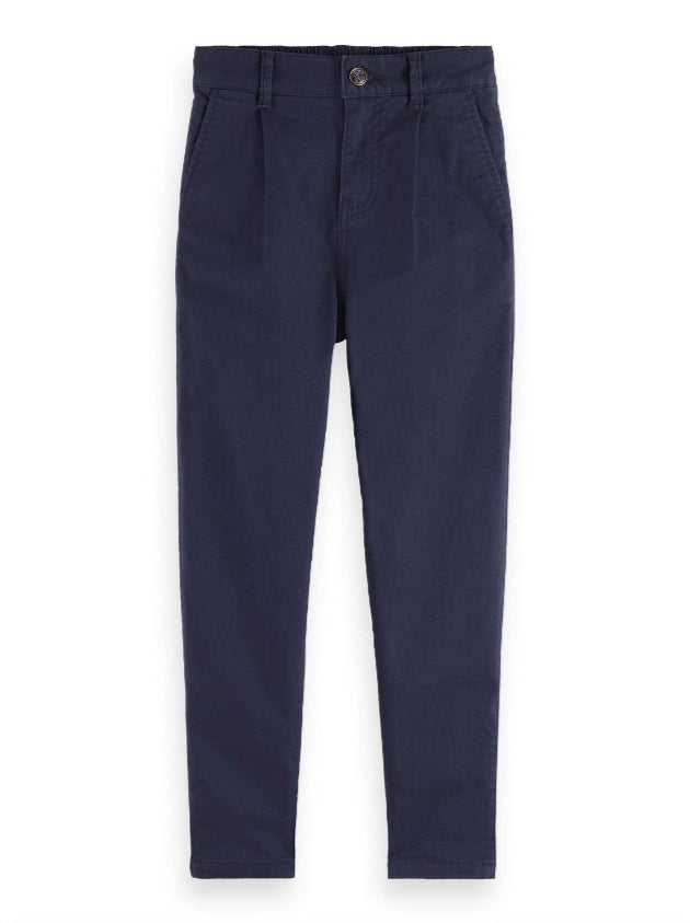 Un pantalon chino ajusté bleu marin pour enfant.