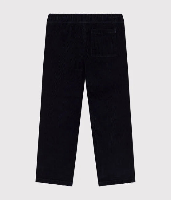 Un pantalon en velours côtelé noir.