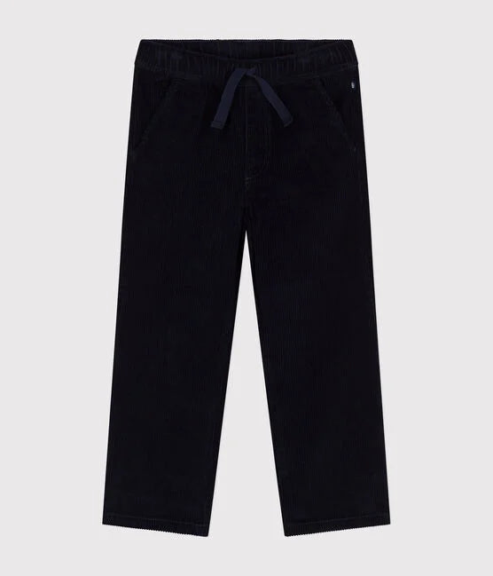 Un pantalon en velours côtelé noir.