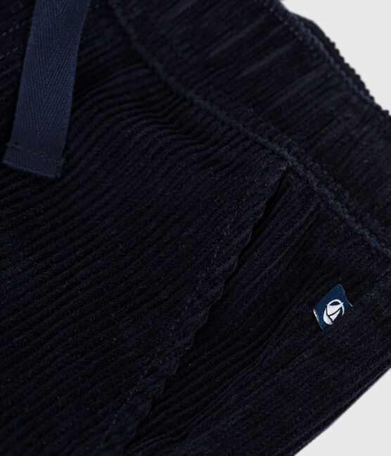 Un pantalon en velours côtelé noir avec une petit étiquette du logo Petit Bateau sur la hanche.