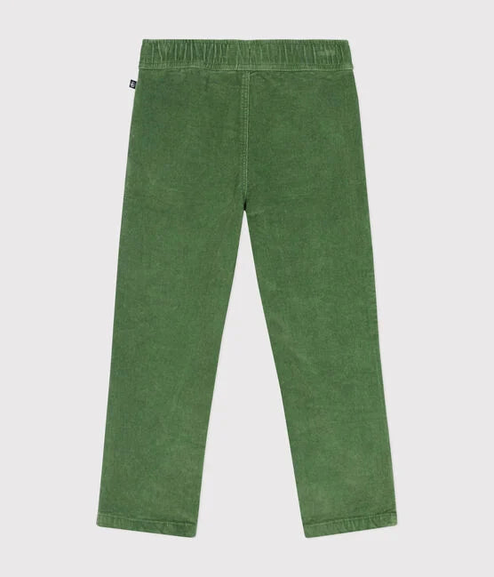 Un pantalon en velours côtelé vert, avec taille élastique.