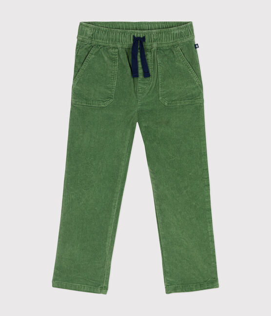 Un pantalon en velours côtelé vert, avec taille élastique et lacet noir ajustable.