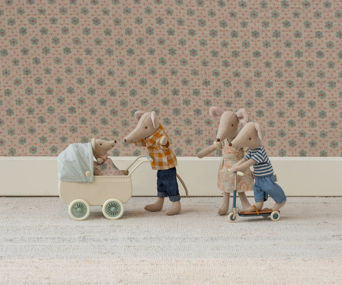 Maileg - Pram with baby mouse - Mint