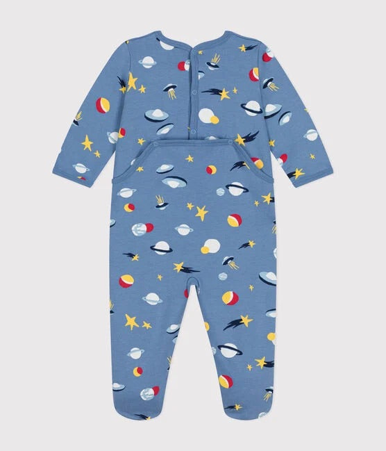 Un pyjama une pièce long bleu, avec motif d'illustration d'étoiles et de planètes.