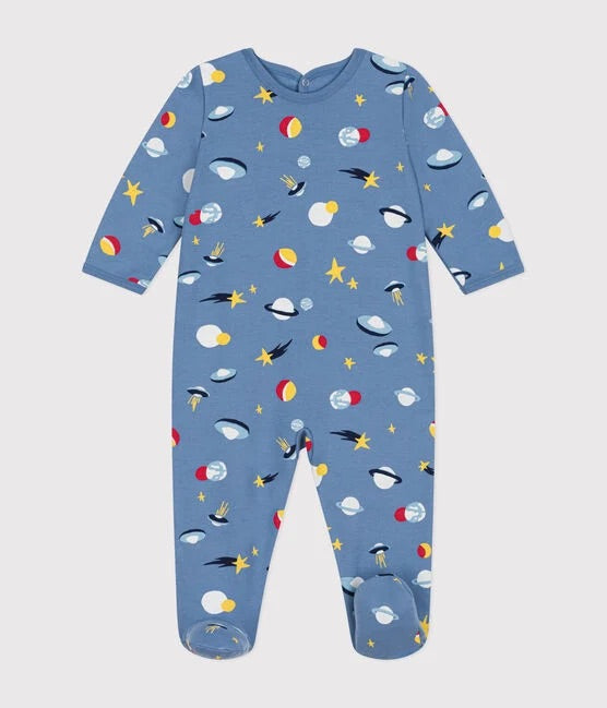 Un pyjama une pièce long bleu, avec motif d'illustration d'étoiles et de planètes.
