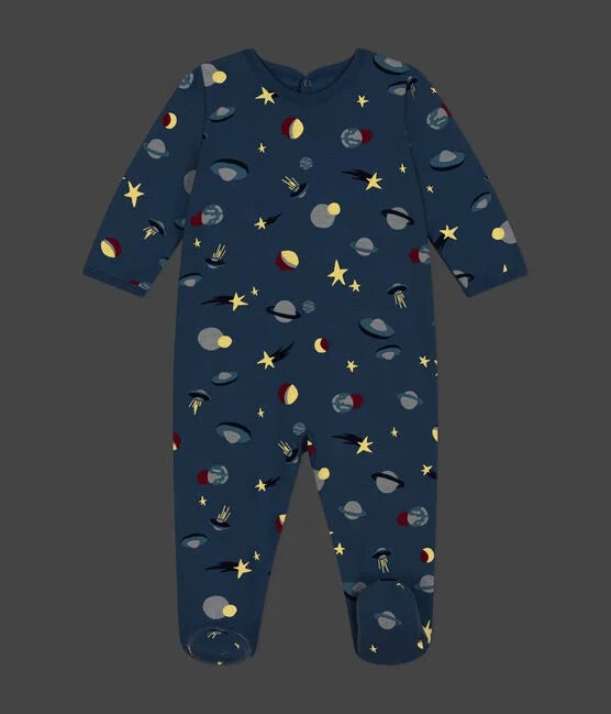 Un pyjama une pièce long bleu, avec motif d'illustration d'étoiles et de planètes.