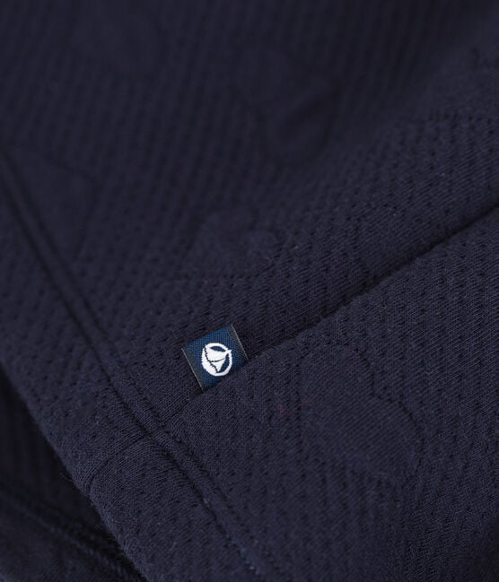 Une robe à col et manches longues, bleue.