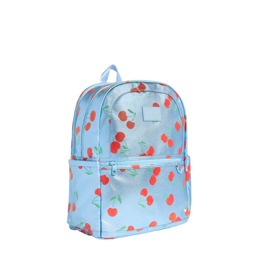 Sac à dos bleu métallique à motif imprimé de cerises. Une double poche à zipper sur le devant.