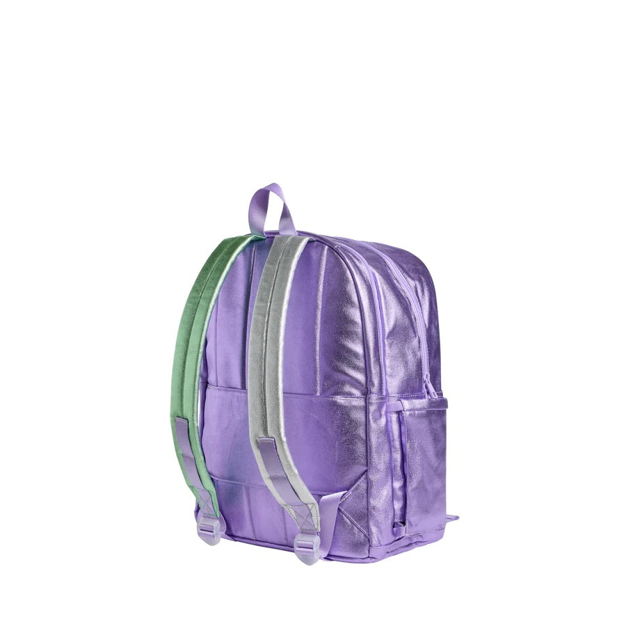 Un sac à dos violet métallique.