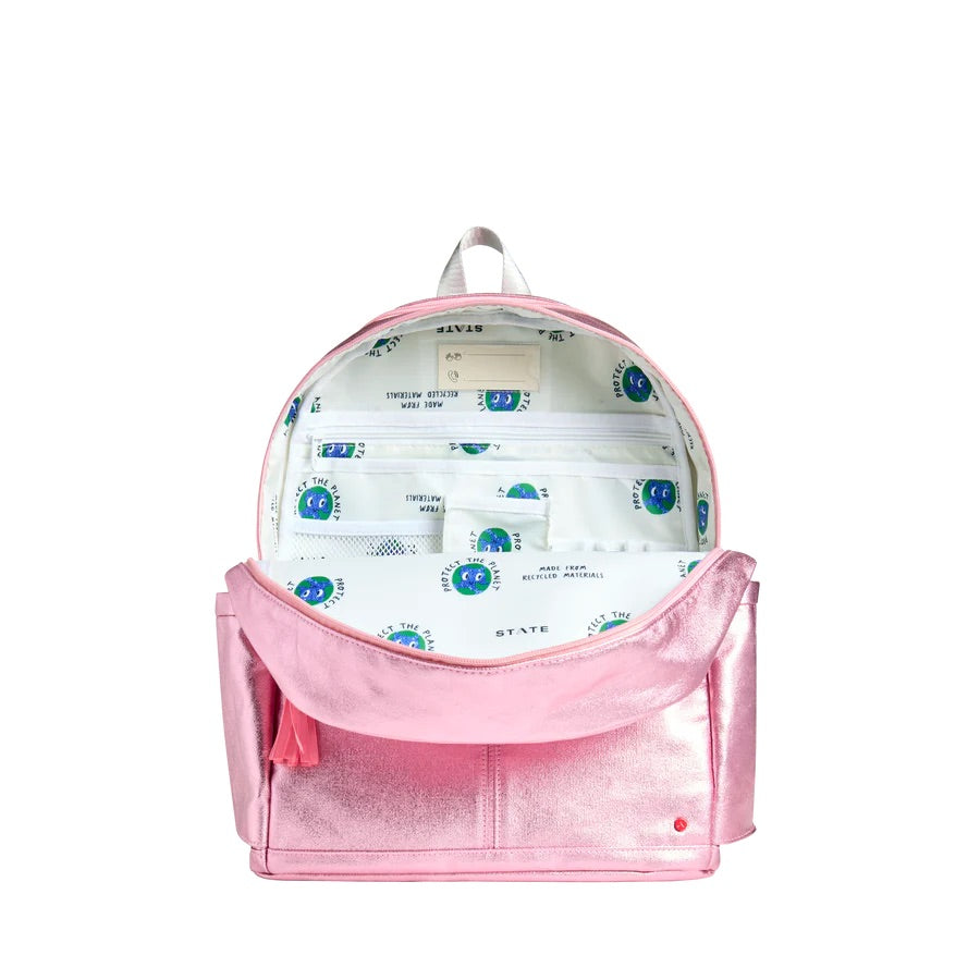 Un sac à dos ouvert montrant les différents compartiments intérieurs, dont des pochettes à crayons.