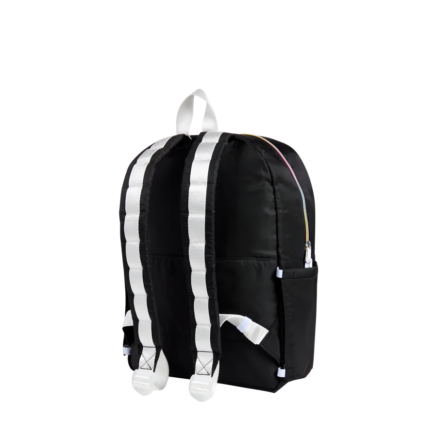 Un sac à dos noir avec les bretelles et finitions blanches.