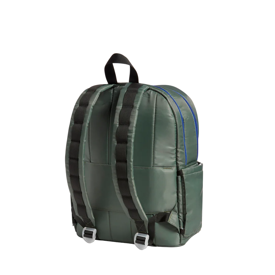 Un sac à dos vert sombre matelassé.