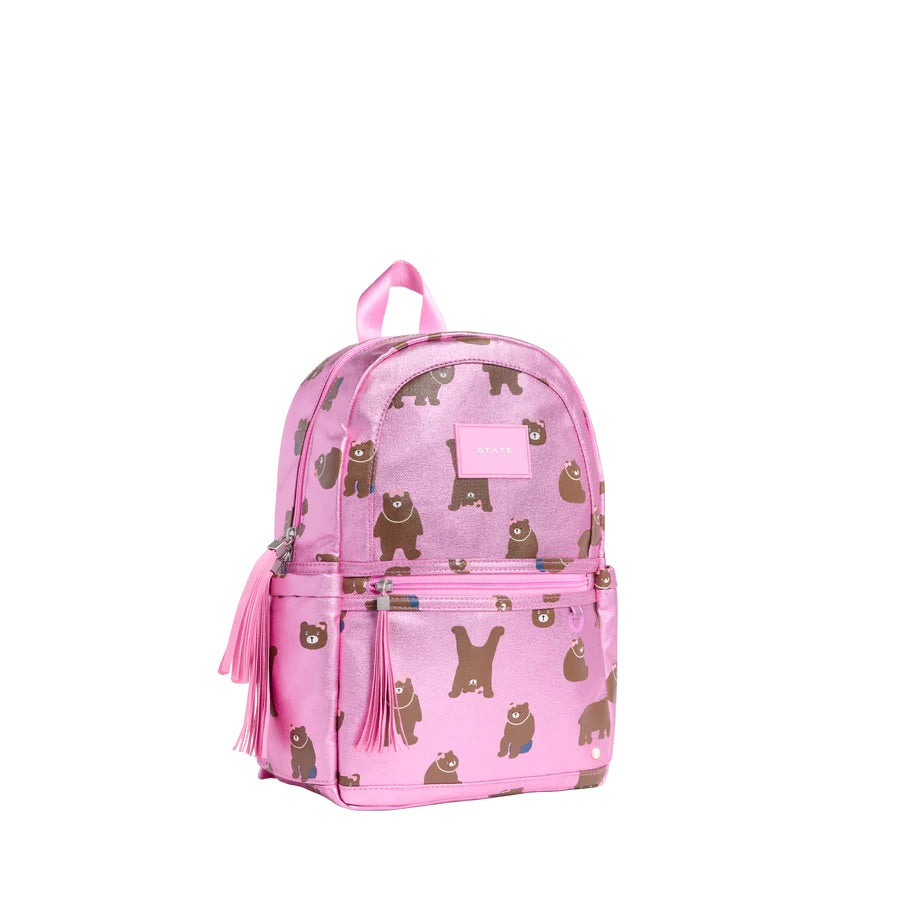 Un sac à dos rose métallique avec un imprimé de motif d'ours. Une poche à zipper sur l'avant.