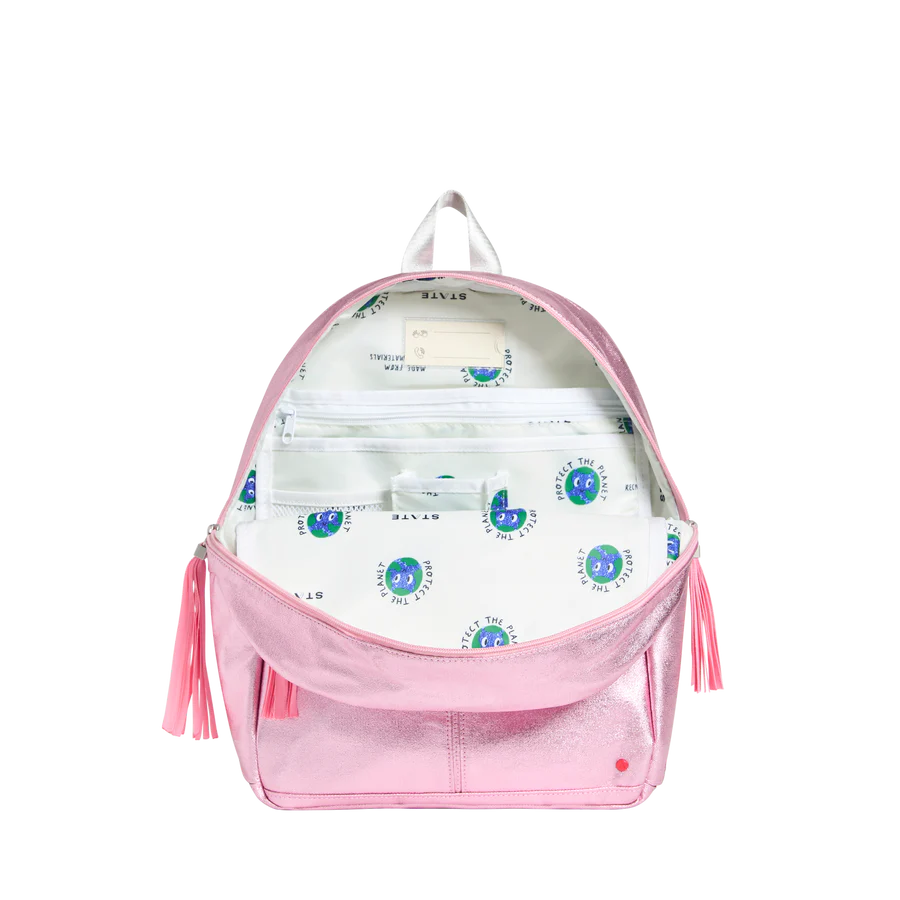 Un sa à dos ouvert, montrant des pochettes compartimentées et du rangement à crayons.