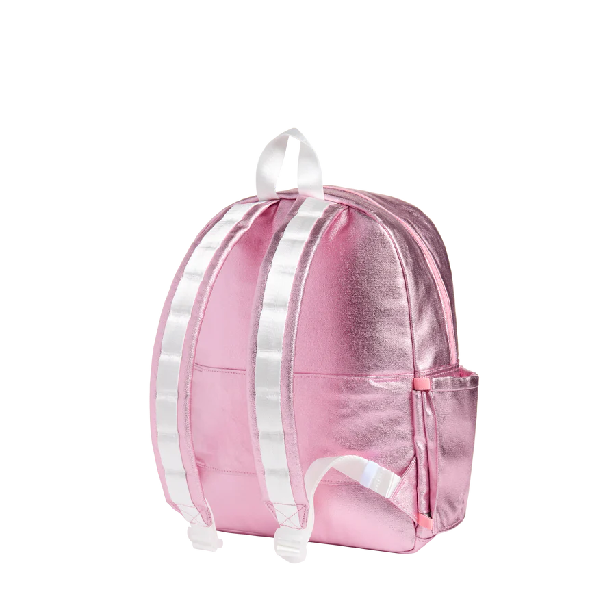 Un sac à dos rose métallique avec des bretelles blanches.
