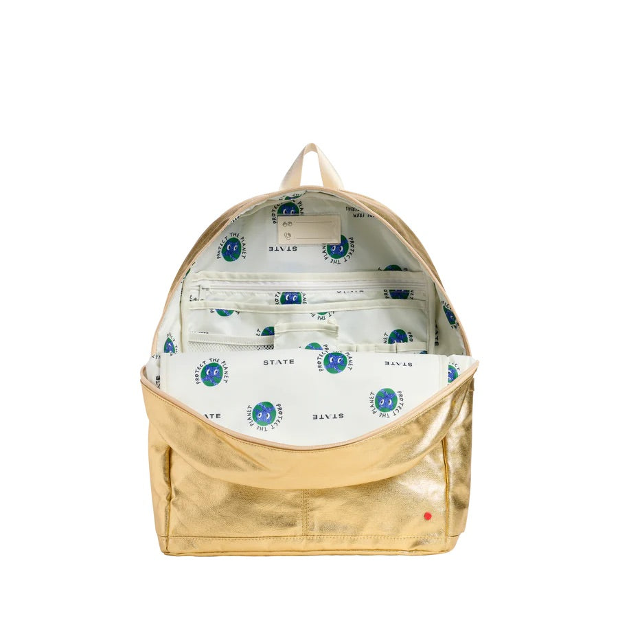 Un sac à dos ouvert pour montrer les différentes pochettes intérieures à zipper et pour crayons.