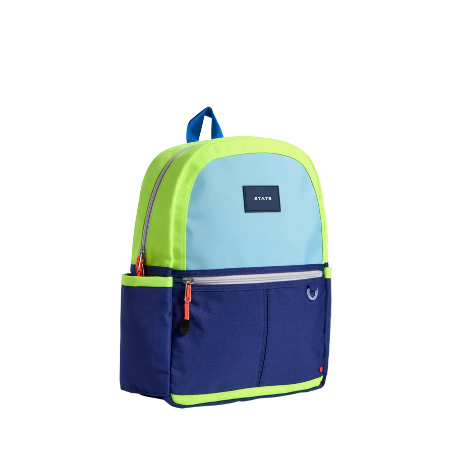 Un sac à dos au bas bleu foncé, devant bleu pâle et ouverture verte néon.