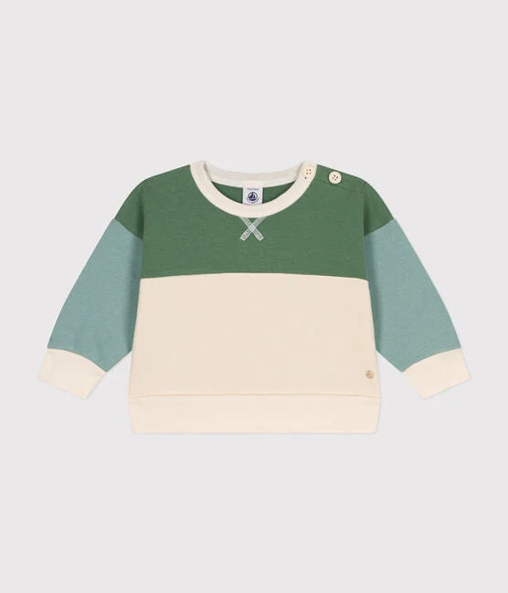 Un sweatshirt pour bébé colorblock, en vert sur les épaules, bleu sur les manches et crème au corps.