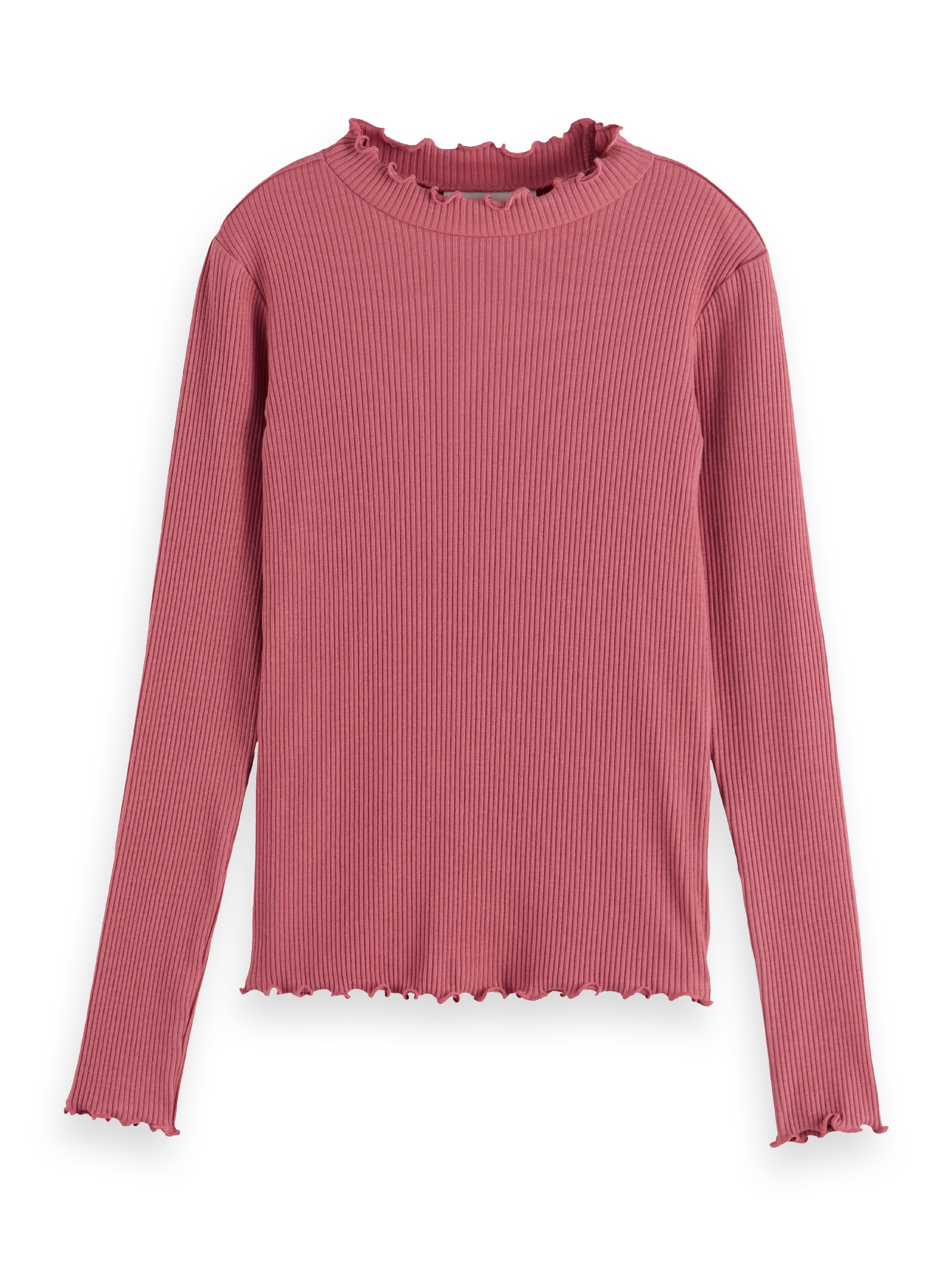 Aplat d'un t-shirt à manches longues rose côtelé avec col et finition à petits volants.
