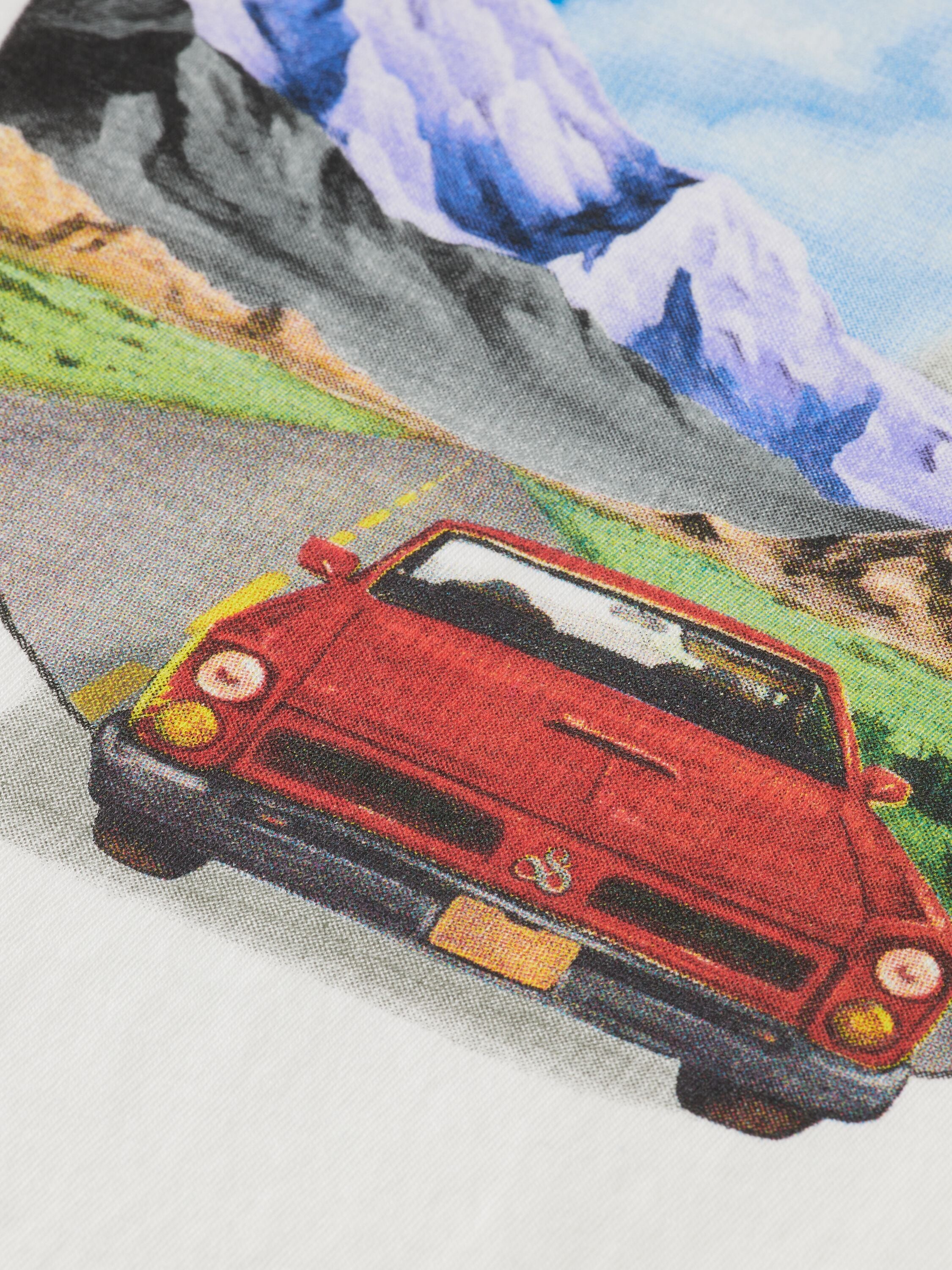 Illustration d'une voiture rouge en vitesse dans un paysage montagneux.
