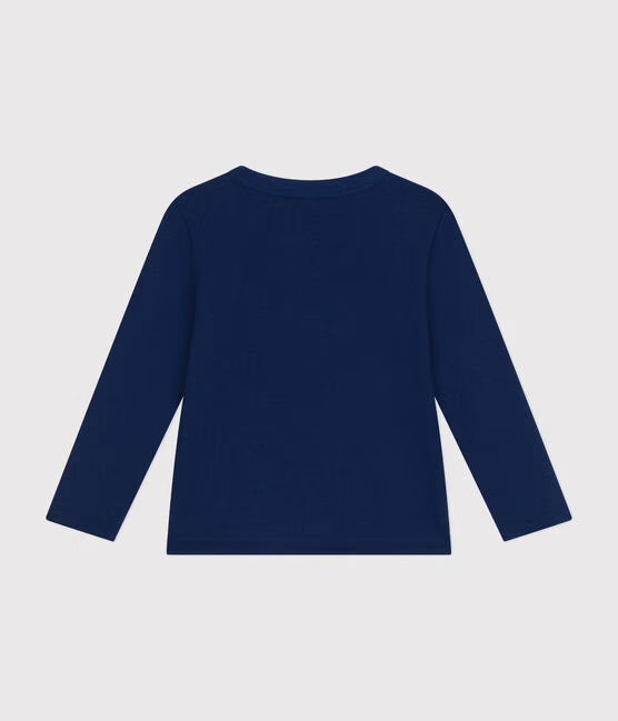 Un chandail à manches longues bleu.
