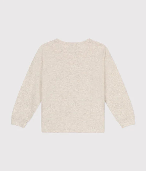 Un t-shirt à manche longue beige.