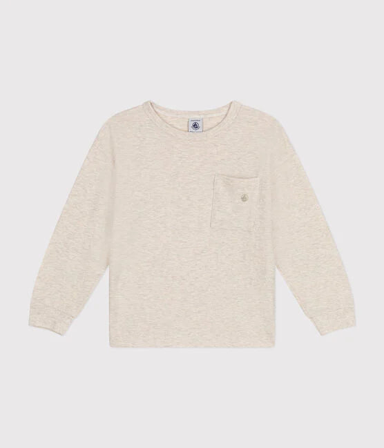 Un t-shirt à manche longue beige, avec une poche sur la poitrine droite.