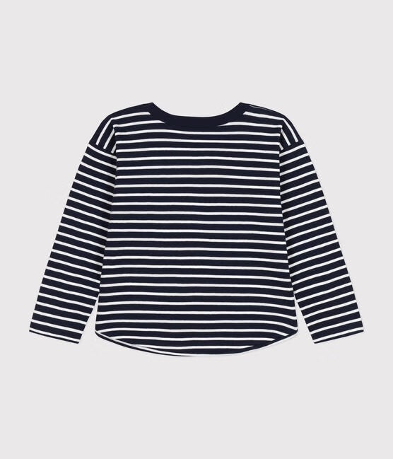Un t-shirt à manches longues rayé blanc et noir, avec logo brodé de Petit Bateau sur la poitrine.